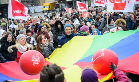 Verdi-Gewerkschaftsmitglieder demonstrierten am Montag in Stuttg...