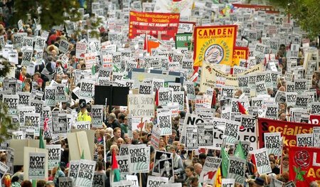 Rund 100.000 Menschen demonstrierten am 28. September 2002 in Lo...