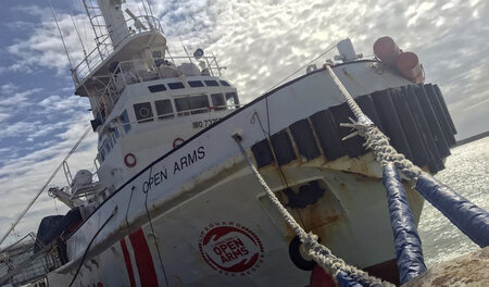 Am Helfen gehindert: Das Schiff der spanischen Hilfsorganisation...
