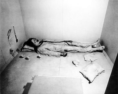 »The Tomb«, Installation von 1967 (wax, wood, mixed media)