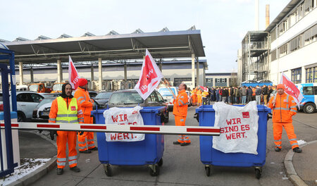 Da führt kein Weg dran vorbei: Streikende Arbeiter der Müllabfuh... Da führt kein Weg dran vorbei: Streikende Arbeiter der Müllabfuh...