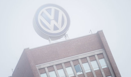 In Nebel gehüllt: Verwaltungsgebäude des VW-Konzerns in Niedersa... In Nebel gehüllt: Verwaltungsgebäude des VW-Konzerns in Niedersa...