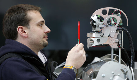 So humanoid wie diesen auf einer Messe in Hannover präsentierten... So humanoid wie diesen auf einer Messe in Hannover präsentierten...