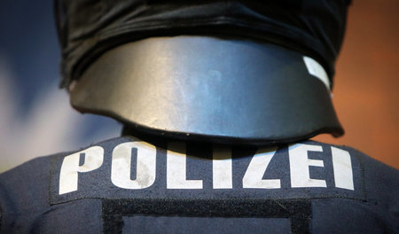 Bis an die Zähne bewaffnete Beamte stellen sich immer häufiger a... Bis an die Zähne bewaffnete Beamte stellen sich immer häufiger a...