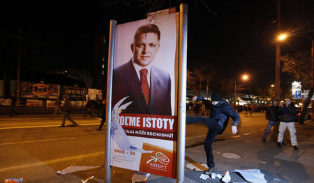 Wut am Plakat ausgelassen: Ein Gegner Ficos tritt im März 2012 a... Wut am Plakat ausgelassen: Ein Gegner Ficos tritt im März 2012 a...