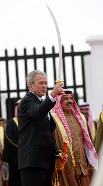 Säbelrasseln am Golf – Bush am Samstag in Bahrain, dem Stützpunk...