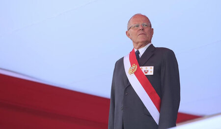 Muss er die Schärpe bald abgeben? Perus Präsident Pedro Pablo Ku... Muss er die Schärpe bald abgeben? Perus Präsident Pedro Pablo Ku...