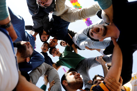 Widerstands- und Teamgeist: Diese Jugendlichen formten zu Newroz...