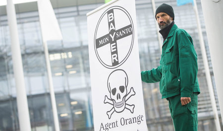 Protest gegen die seit langem geplante Fusion am Bayer-Hauptsitz...