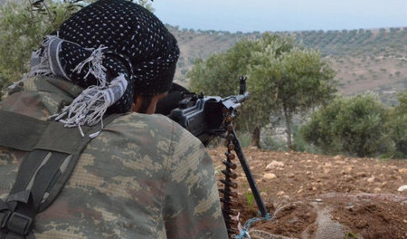 Ein SDF-Kämpfer mit leichtem Maschinengewehr in Afrin vor dessen...