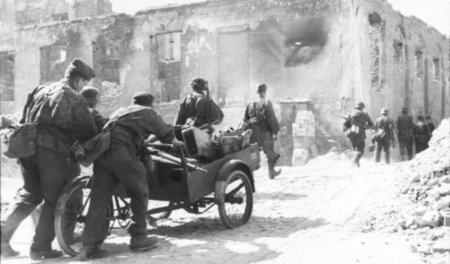 Deutsche Besatzer der Waffen-SS im zerstörten Warschau