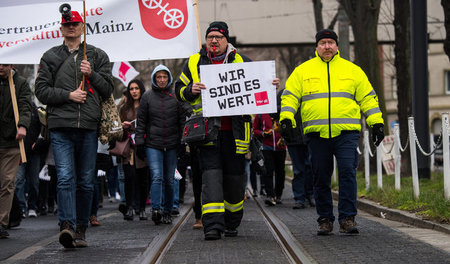 Selbstbewusst: Kollegin auf einer Demonstration der Beschäftigte...