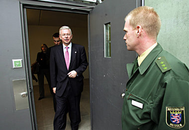 Nur zu Besuch? Roland Koch 2005 in der Justizvollzugsanstalt Hün...