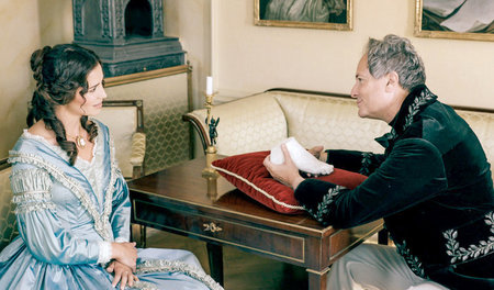 Lola (Theresa Tripp) hat ein Gespür dafür, was Ludwig I. (Johann...