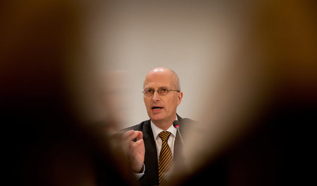 Tschentscher Anfang 2014 als Finanzsenator auf einer Pressekonfe...