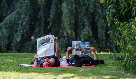 In der Zeitung schmökern im Park – eine Gepflogenheit, die bald ...