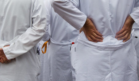 Auf dem Rücken des gesamten Klinikpersonals lastet das Gewicht e...