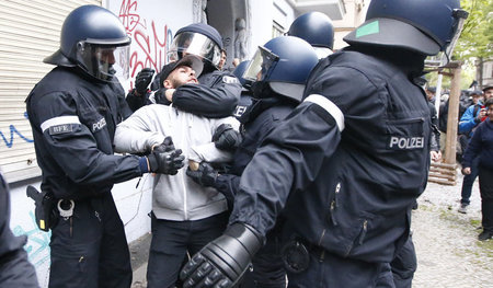 Würgegriffe? So etwas tut die Polizei doch nicht, hieß es. (Aufn...