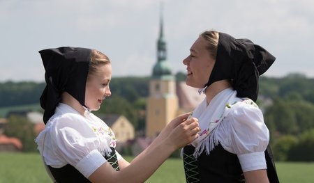 Zwei Tänzerinnen der sorbischen Volkstanzgruppe Schmerlitz (Cros...