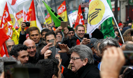 Mittendrin statt nur dabei: Jean-Luc Mélenchon bei den Streikend...