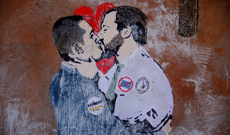 Wandgemälde mit Lega-Chef Matteo Salvini (r.) und Luigi Di Maio ...