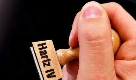 Stempel drauf, Zukunft verbaut. Hartz IV ist Armut per Gesetz