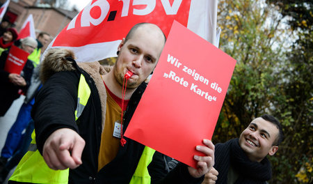 Beschäftigte der Uniklinik Tübingen kritisieren auf einer Demons...
