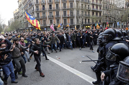 Brutaler Polizeieinsatz: Am Sonntag demonstrierten in Katalonien...
