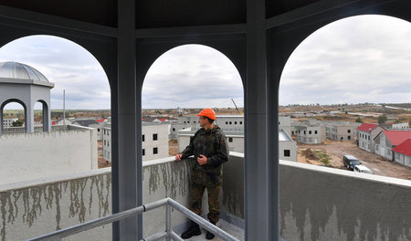 Ein Oberstleutnant auf dem Turm eines Sakralbauimitats in »Schnö...