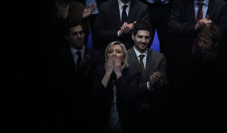 Die politische Rechte in Freitag ist auf Kurs, Marine Le Pen, di... Die politische Rechte in Freitag ist auf Kurs, Marine Le Pen, di...