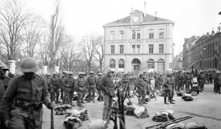 Während des Landesstreiks besetzen Soldaten den Waisenhausplatz ...