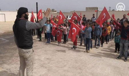 Erster Schultag in Afrin unter türkischer Besatzung: Kinder müss... Erster Schultag in Afrin unter türkischer Besatzung: Kinder müss...