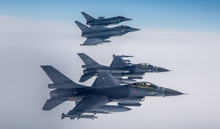 F-16 Jets der niederländischen Luftwaffe und deutsche Kampfflugz...
