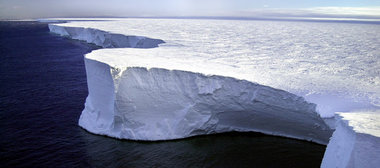 Nördliche Grenze des Eisbergs B-15-A im Ross-Meer, ursprünglich ...