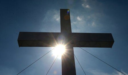 Ein Kreuz mit dem Kreuz: Sich religiöser Anordnungen zu widerset...