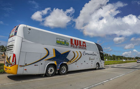 Die Busse der Lula-Karawane wurden auf dem Weg nach Laranjeiras ...