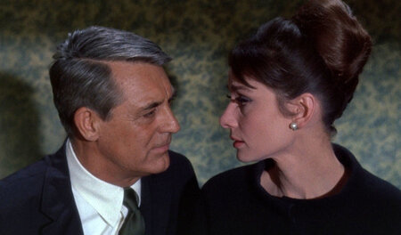 Reggie Lampert (Audrey Hepburn) weiß nicht so recht, woran sie b...