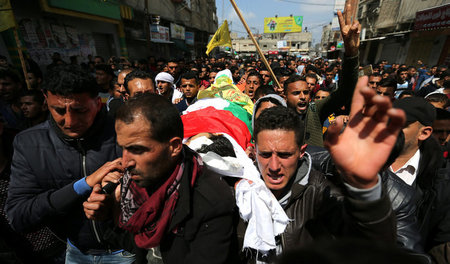 Protest und Trauer: Beerdigung des Bauers Omar Samour, der am Fr...