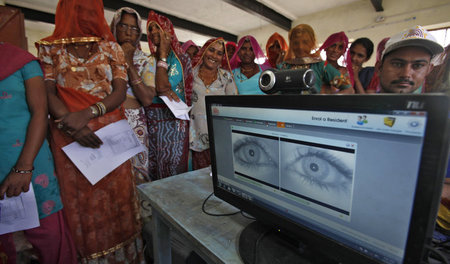 Frauen stehen im Bezirk Merta, im indischen Staat Radschastan, a...