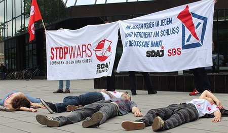Lange Tradition des Antimilitarismus: SDAJ-Mitglieder protestier...