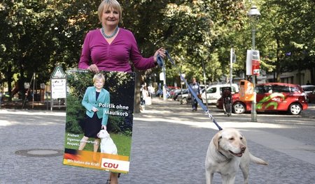 Vera Lengsfeld mit Plakat und Hund (2009)