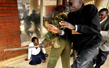 Eldoret in Westkenia am Mittwoch: Polizeiknüppel gegen Passanten...