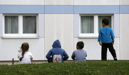 Kinder sitzen vor einer Flüchtlingsunterkunft in Wolgast, Meckle...