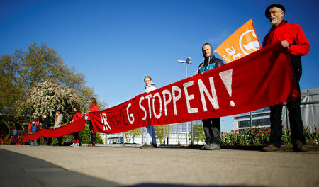 Gegen Atom- und Braunkohlestrom: Aktivisten protestieren gegen d...