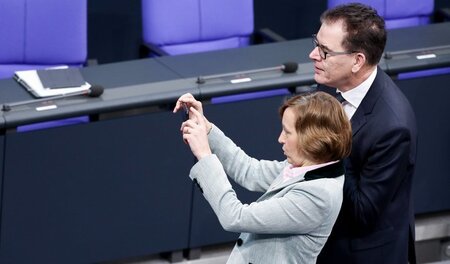 Rückkehrprämien statt Entwicklungshilfe: Der alte und neue Minis...
