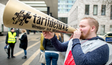 Botschaft nicht angekommen? Teilnehmer eines Azubi-Warnstreiks i... Botschaft nicht angekommen? Teilnehmer eines Azubi-Warnstreiks i...