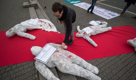 Deutsche Konzerne verdienen am Morden in aller Welt: Protest von... Deutsche Konzerne verdienen am Morden in aller Welt: Protest von...