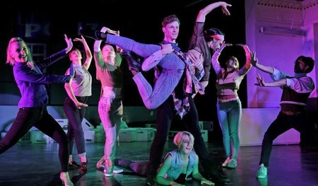 »Spannungsbogen gut austariert« (Ensemble-Szene) »Spannungsbogen gut austariert« (Ensemble-Szene)