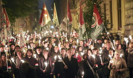 Eine Demonstration der neofaschistischen Partei Jobbik erinnert ... Eine Demonstration der neofaschistischen Partei Jobbik erinnert ...