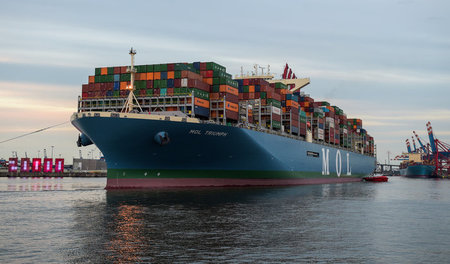 »MOL Triumph« in Hamburg: Containerschiffe werden größer, schwer... »MOL Triumph« in Hamburg: Containerschiffe werden größer, schwer...